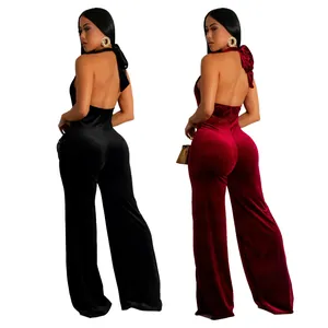 Achterzijde van sexy fluwelen jumpsuit met hoge taille en open rug in zwart en bordeauxrood.