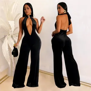 Voor- en achterkant van een sexy zwart fluwelen jumpsuit met diepe V en open rug.