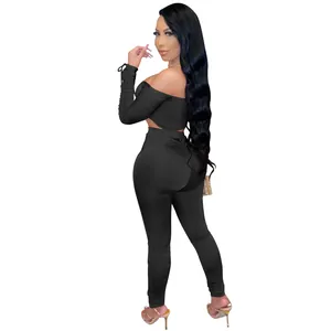 Détail de la vue arrière d'un ensemble crop top à manches froncées et leggings noir