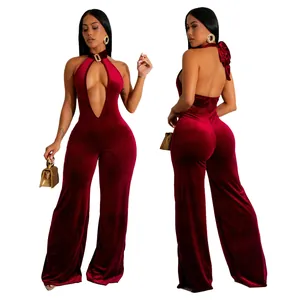 Detailweergave van een sexy rode fluwelen jumpsuit met diepe V-hals en een open rug