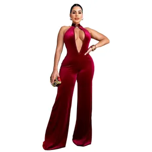 Sexy wijnrode fluwelen jumpsuit met diepe V-hals en hoge taille voor een luxe look