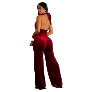 Elegante bordeauxrode fluwelen jumpsuit met blote rug, hoge taille en wijde pijpen