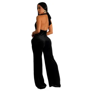 Gedetailleerd achteraanzicht van een sexy zwarte fluwelen jumpsuit met open rug en hoge taille