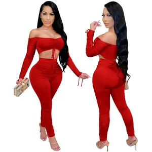 Vue détaillée de l'ensemble deux pièces rouge avec manches froncées et pantalon