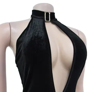 Elegante sexy zwarte fluwelen jurk met diepe V-hals en een gouden gesp detail bij de nek