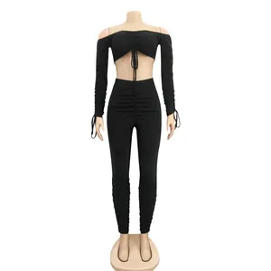 Ensemble deux pièces noir avec haut à épaules dénudées et legging froncé tendance