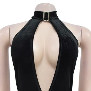Sexy zwart fluwelen halterbody met diepe V-hals en decoratieve gouden gesp