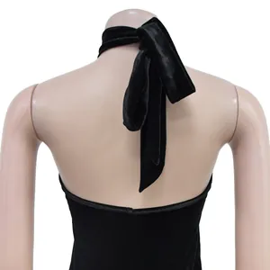 Achterkant detail van elegante zwarte fluwelen haltertop met een grote strik als detail