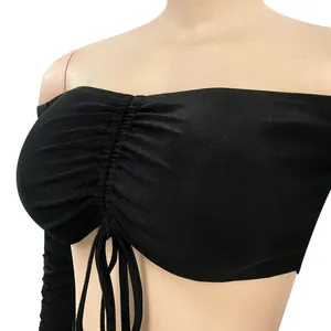Détail de l'avant froncé à cordon sur un crop top noir à manches longues et épaules nues