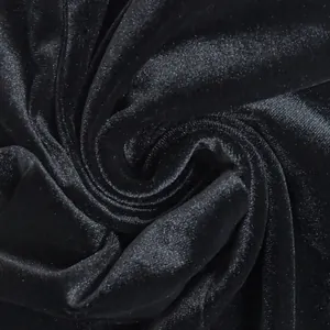 Macro detailopname van luxe zachte zwarte fluwelen stof met elegante plooien