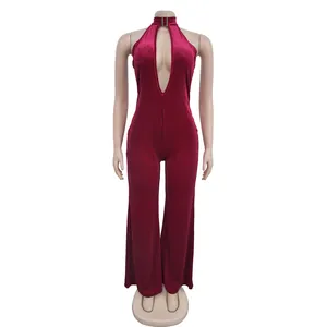 Vooraanzicht van een sexy bordeauxrode fluwelen jumpsuit met diepe V-hals op een mannequin
