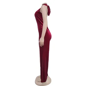 Zijaanzicht van een elegante wijnrode fluwelen maxi-jurk met een sexy open rug ontwerp