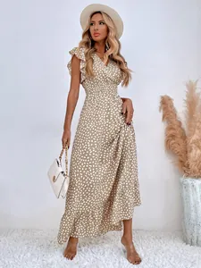 Abito lungo elegante con scollo a V, motivo a pois, maniche con volant e vita arricciata