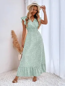 Abito lungo elegante con scollo a V verde a pois e maniche a volant per l'estate