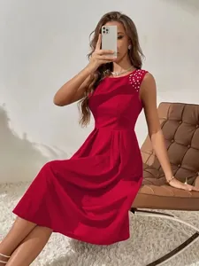 Elegantes rotes ärmelloses Prinzessinnenkleid mit zarten weißen Perlen an der Schulter