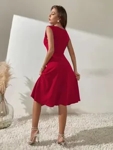 Seiten-Rückansicht eines eleganten roten ärmellosen Perlenkleides mit schmaler Silhouette