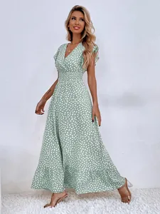 Elegante abito lungo verde con scollo a V, stampa a foglie e raffinato orlo a balze