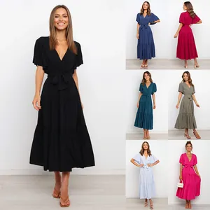 Elegante vestido largo con cuello en V, falda escalonada, mangas de mariposa y lazo en varios colores.