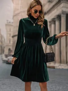 Modisches langärmliges Samtkleid präsentiert in einer eleganten städtischen Szene