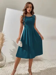 Elegantes pfauenstichiges ärmelloses Kleid mit Rundhalsausschnitt und Perlen an den Schultern