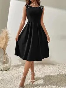 Elegantes schwarzes ärmelloses Prinzessinnenkleid mit Perlenverzierung an den Schultern.