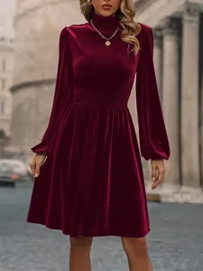 Elegantes burgunderrotes Samtkleid mit langen Ärmeln, Stehkragen und betonter Taille