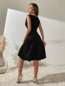 Rückansicht eines eleganten, schwarzen, ärmellosen Kleides mit Perlenverzierungen