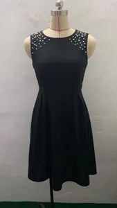 Elegantes ärmelloses schwarzes Prinzessinnenkleid mit weißen Perlenbesatz an den Schultern