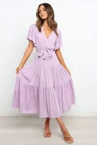 Elegante vestido largo boho lavanda con cuello en V manga corta y falda con volantes
