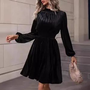 Elegante abito corto in velluto nero a maniche lunghe con collo alto per l'autunno