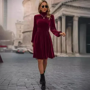 Elegante abito in velluto bordeaux a maniche lunghe per la moda autunno-inverno.