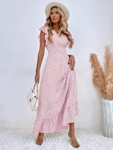 Elegante abito midi rosa con scollo a V, motivo a pois bianchi e maniche a volant