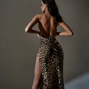 Vue arrière détaillée d'une robe nuisette léopard dos nu avec une fente latérale haute