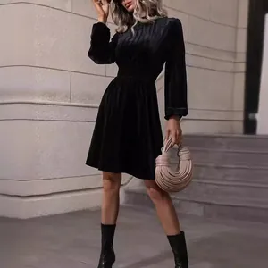 Elegante abito mini in velluto nero a maniche lunghe con vita aderente per l'autunno inverno