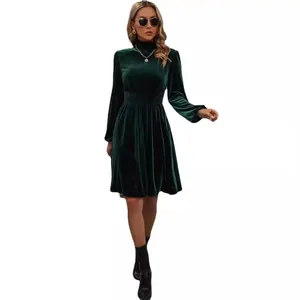 Elegante abito in velluto verde scuro a maniche lunghe per la stagione autunno inverno
