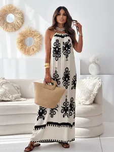 Boho Maxi-Kleid in Weiß mit schwarzem Blumendruck und rückenfreiem Halter-Design