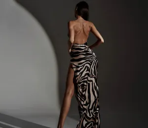 Vue détaillée de la robe longue dos nu à motif zèbre avec une fente latérale haute