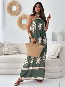 Boho grünes Maxikleid mit Blumenmuster und rückenfreiem Halter-Design für modebewusste Damen.