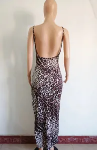 Robe longue léopard sexy dos nu avec fines bretelles, vue détaillée de la coupe