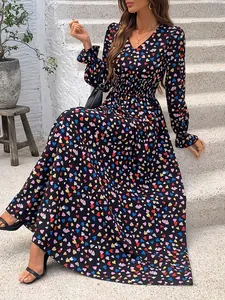 Elegant V-neck long-sleeved maxi dress with colorful heart print in a feminine fit