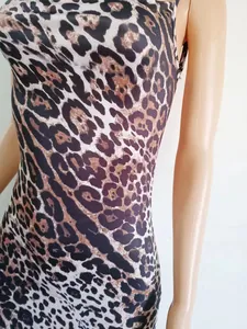 Zoom sur la texture et le motif léopard d'une robe moulante ajustée de style européen.