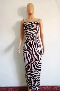 Vue détaillée d'une robe longue moulante à imprimé zèbre sur un mannequin d'étalage