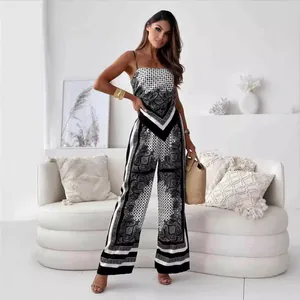 Ensemble élégant deux pièces avec caraco et pantalon large à imprimé noir et blanc.