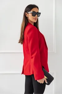 Vista laterale dettagliata di un elegante blazer rosso da donna indossato da modella