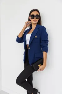 Elegante blazer blu navy su misura con bottoni dorati decorativi per look formale