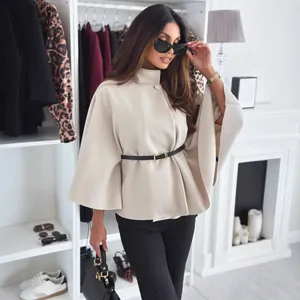 Cape élégante en laine beige avec ceinture pour une mode chic d'automne-hiver.