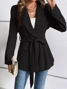 Elegante blazer negro entallado para mujer con un lazo en la cintura y manga larga
