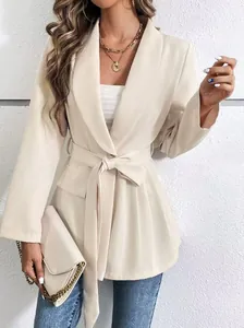 Elegante americana beige entallada con cinturón de lazo y manga larga de mujer