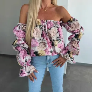 Blouse fleurie à épaules dénudées avec manches bouffantes et taille cintrée pour le printemps