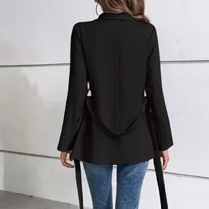 Elegante blazer negro entallado para mujer con detalle de lazo en cintura, vista atrás
